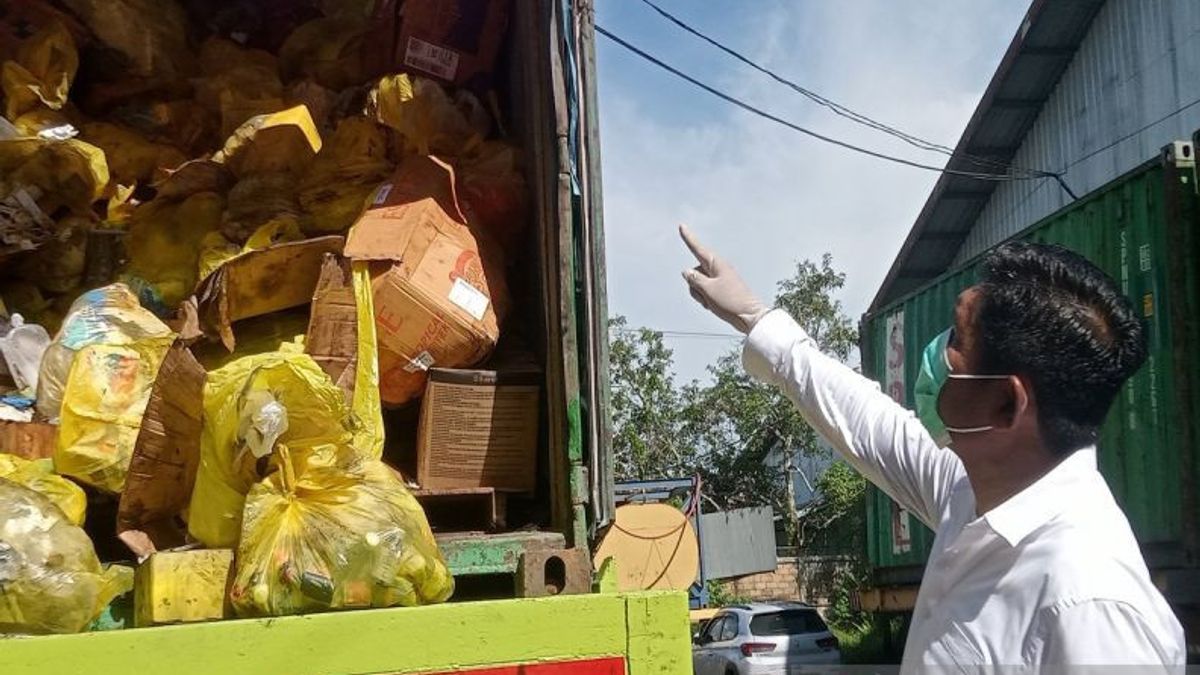 جنوب كاليمانتان - حددت الشرطة الإقليمية في جنوب كاليمانتان اثنين من المشتبه بهم في اكتناز النفايات الطبية