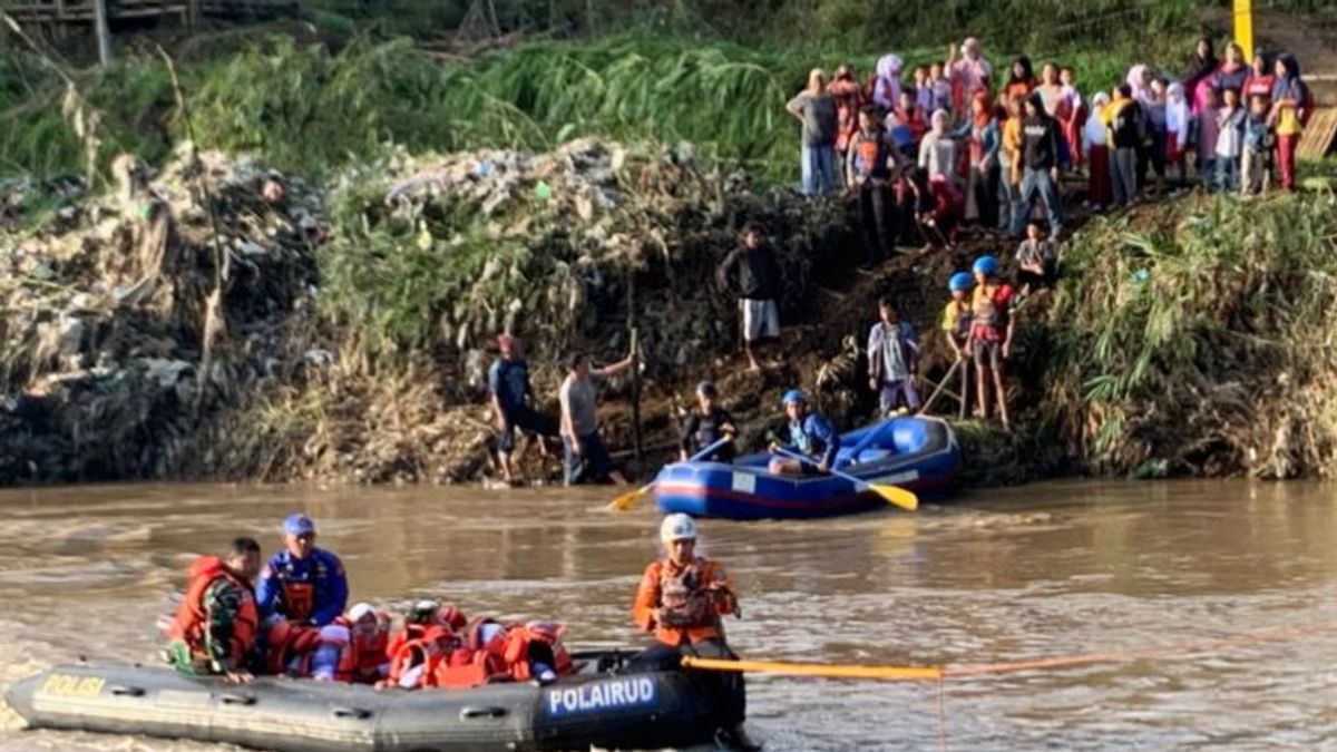 Jembatan Rusak Diterjang Banjir, Petugas Bantu Siswa Seberangi Sungai Cimanuk Garut dengan Perahu Karet