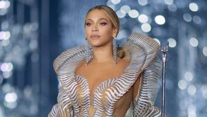 6 Potret Beyoncé dalam Balutan Gaun Transparan saat Tampil di Tur Dunia Renaissance