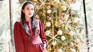 Beautiful With Red And Black Outfit Touch, Take A Peek At 8 Portraits Of Sandra Dewi Bernuansa Natal