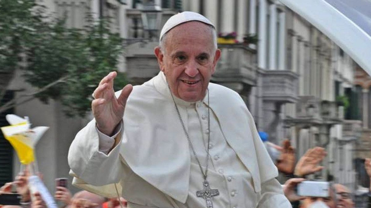 Simple And Unobtrusive: Pope Francis Nights To The Record Store In Rome, Takes Home A Classic CD
