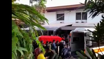 Tjahjo Kumolo's Body Arrives At Widya Chandra Funeral Home, Covered With Red And White Flags