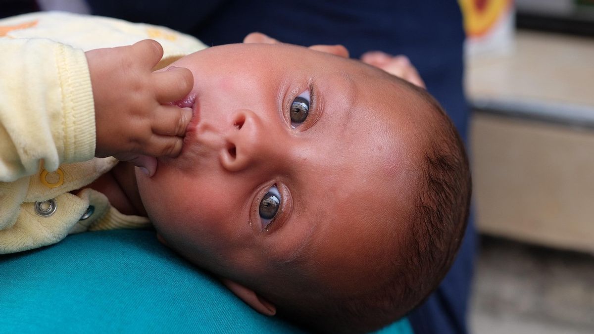 Adakah Cara Memutihkan Kulit Bayi yang Hitam? Yuk Cari Tahu Jawabannya di Sini