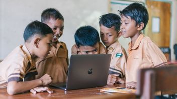 印度尼西亚共和国的英语技能指数低,Patra Jasa Latihan Karyawannya与ELSA Speak的AI