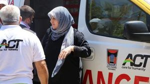 Evakuasi Korban Serangan Israel, Ambulans Berlogo Pemkot Padang Curi Perhatian Publik