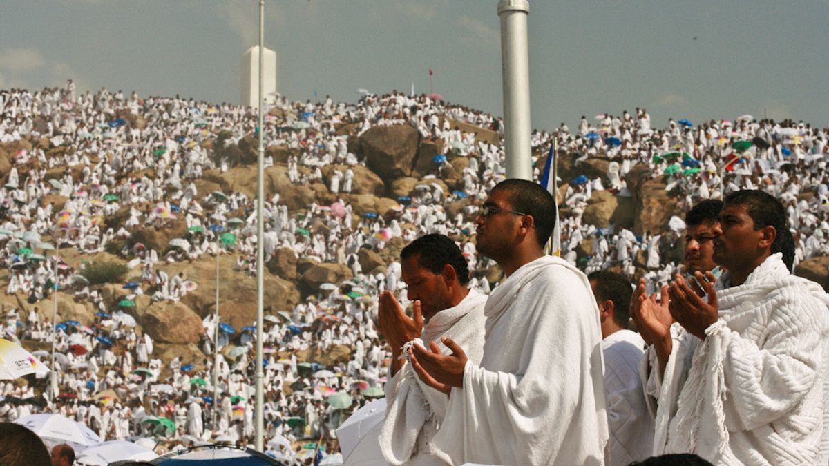 朝觐2022的顶峰，温和的伊斯兰学者谢赫·穆罕默德·伊萨·威尔·卡塔万和多阿曼在阿拉法