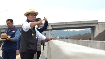 Ridwan Kamil Pantau Kesiapan Jalur Mudik di Tol Cisumdawu