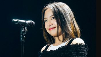 Bernadya 梳着鲍勃发型，看起来更显年轻