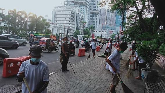 Dozens Of “Mr. Ogah” In Medan Are Ordered, Sentenced To Sweeping Merdeka Square Sidewalks