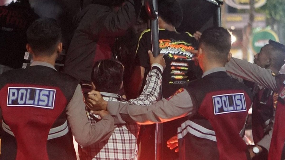 アルコールを飲みながらタブリグアクバルのコンサートを見て、プロボリンゴの7人の若者が警察に逮捕された