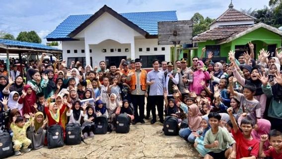 نائب الرئيس يقدم 1000 حزمة مساعدة لضحايا الفيضانات في تيبينغ هايتاي بالانجان