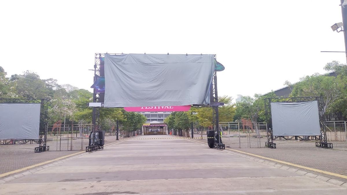 The Atmosphere Of Gelora Bung Karno Main Stadium Ahead Of Tomorrow's Coldplay Concert