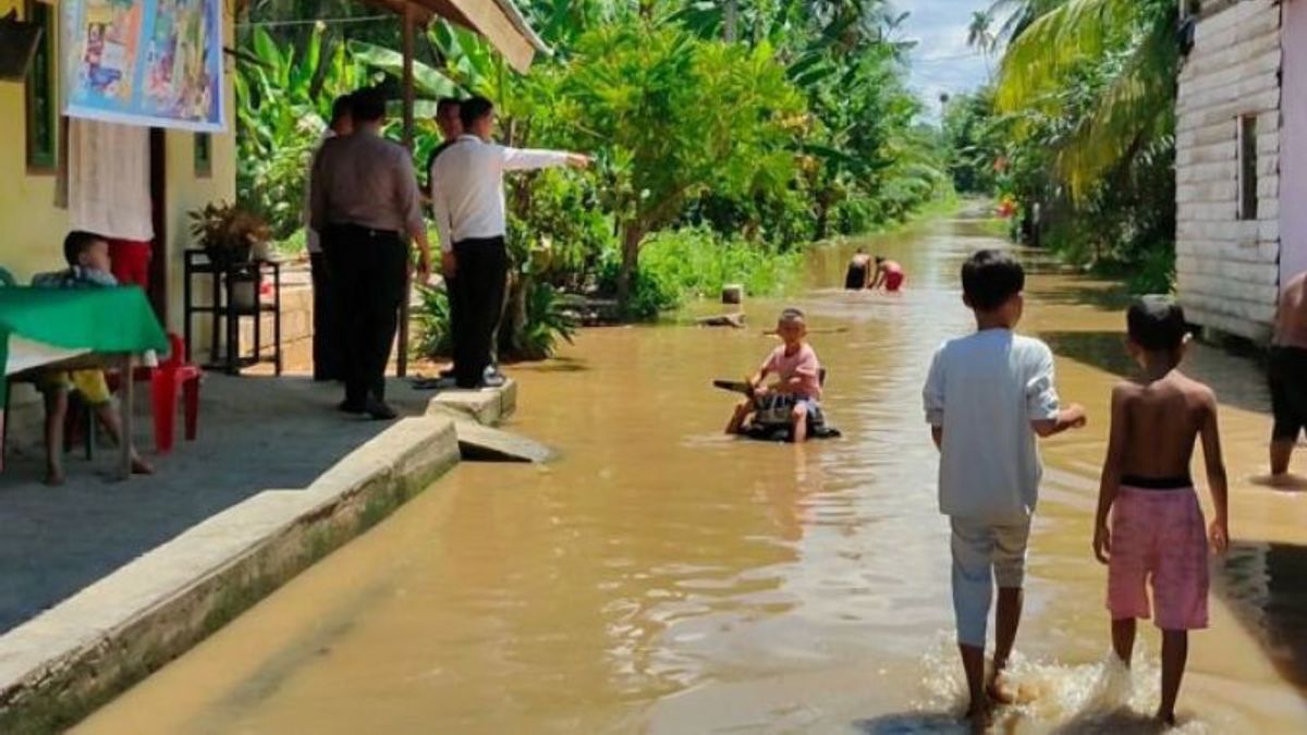 バタン・ルブ・ロカン・フル川が氾濫 3日間雨が降った後、住民は家に入ることを心配し始める