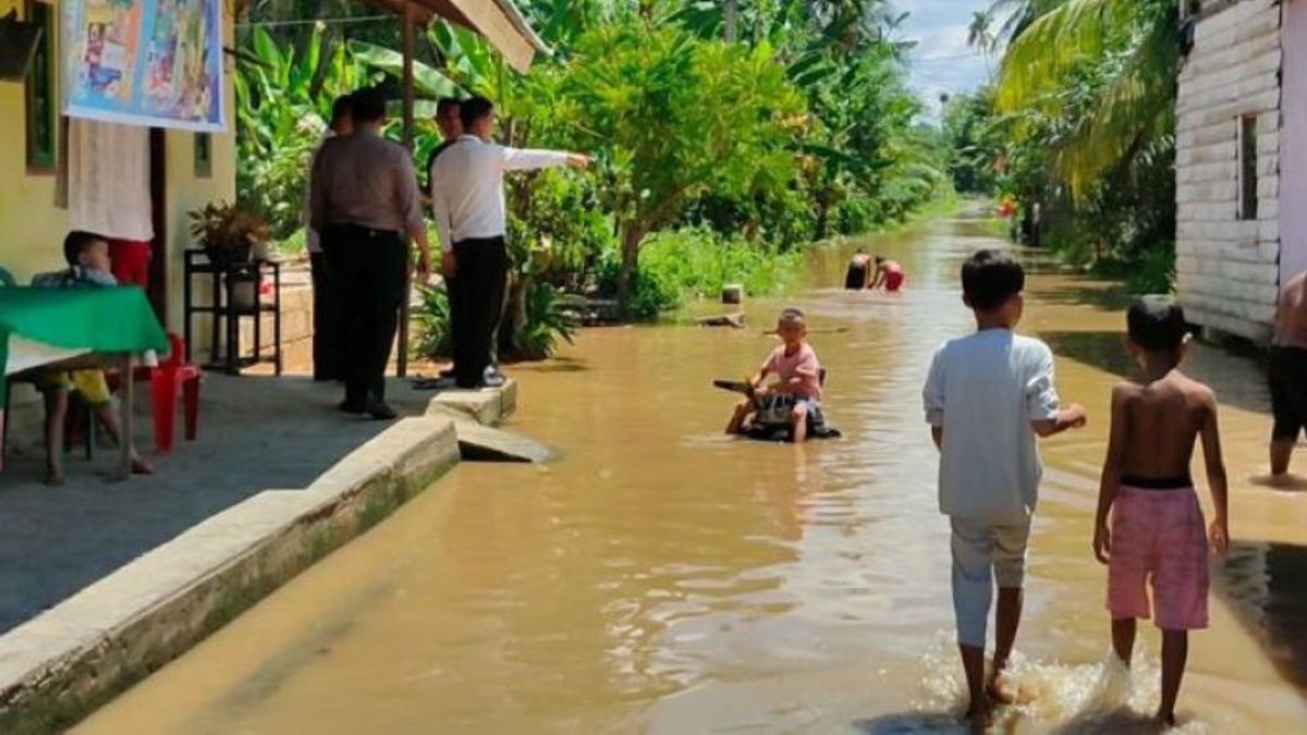 Batang Lubuh Rokan Hulu River Overflows After 3 Days Of Rain, Residents Start To Worry About Entering Their Homes