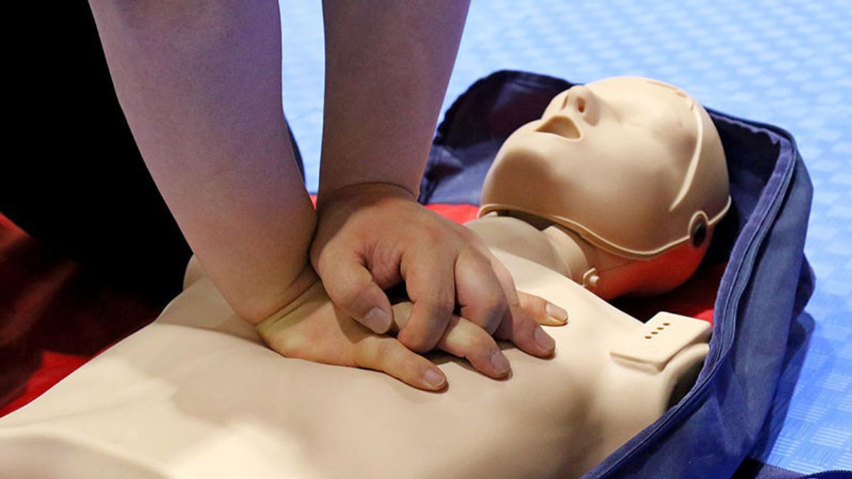 First Aid That Ordinary People Can Do When They Meet Cardiac Arrest Cases