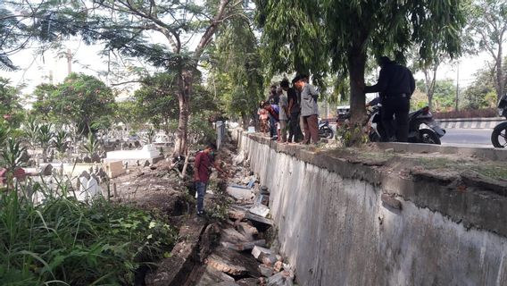 <i>Nongkrong</i> di Kuburan, Pria di Deli Serdang Tewas Tertimpa Tembok Roboh