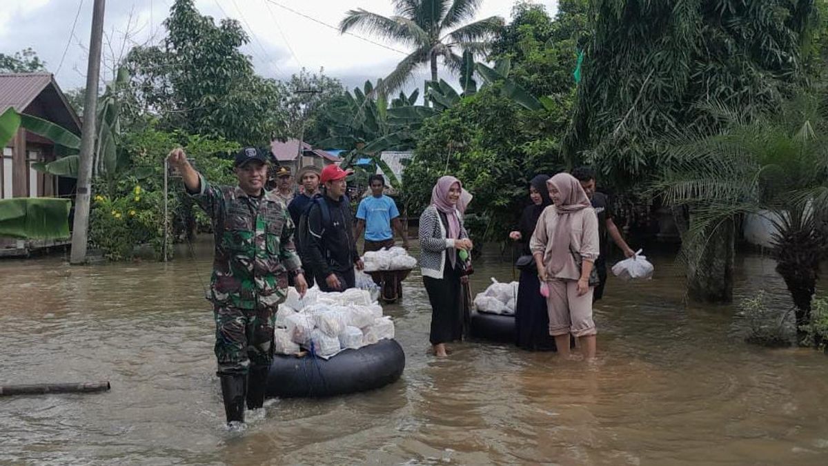 印尼国民军和社区协助南加里曼丹洪水受害者,这些洪水尚未消退