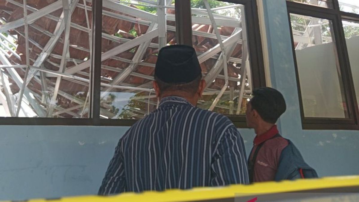 Genting Tanah Liat Diduga jadi Pemicu Ambruknya Konstruksi Atap SMP Negeri 2 Cirebon