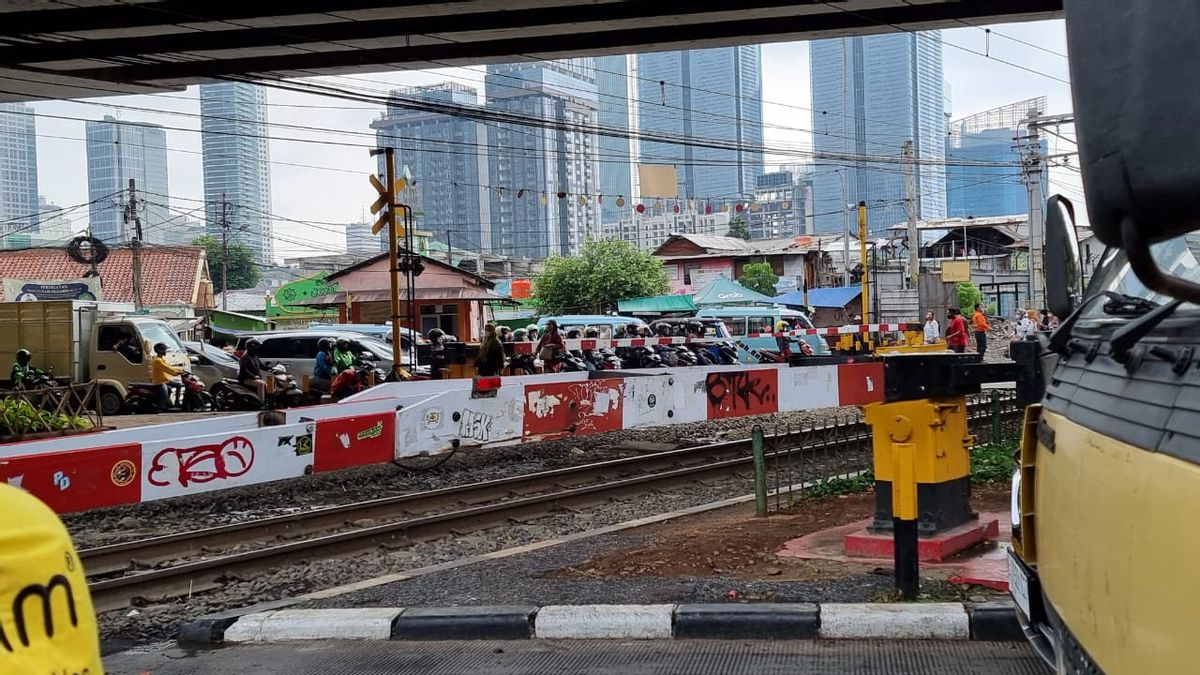 由于十字路口中间发生罢工，Angkot M16 Pasar Minggu - Kampung Melayu被火车撞倒