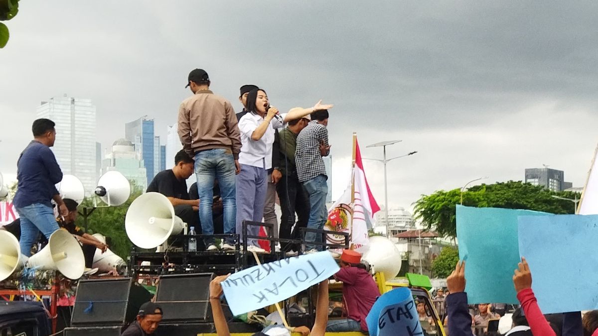 女演员穿着高中制服高加索在印度尼西亚共和国众议院前部指挥车上尖叫