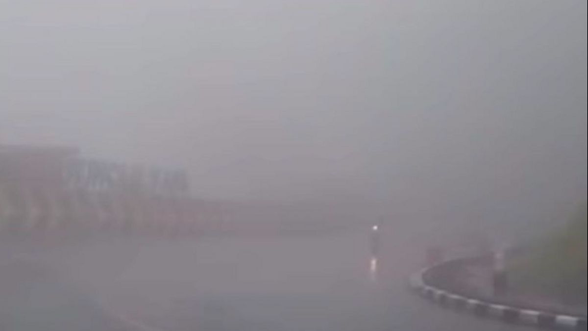 Thick Fog Covers the Peak, Police Ask Drivers to Be More Careful
