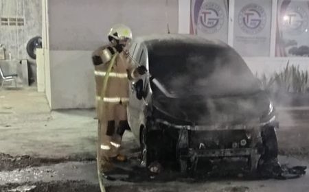 New Livina Terbakar di Parkiran Rental Mobil Pondok Kelapa