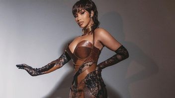 <i>Wow</i>! Mikrofon Cardi B yang Dilempar ke Penggemar Laku Rp1,5 Miliar