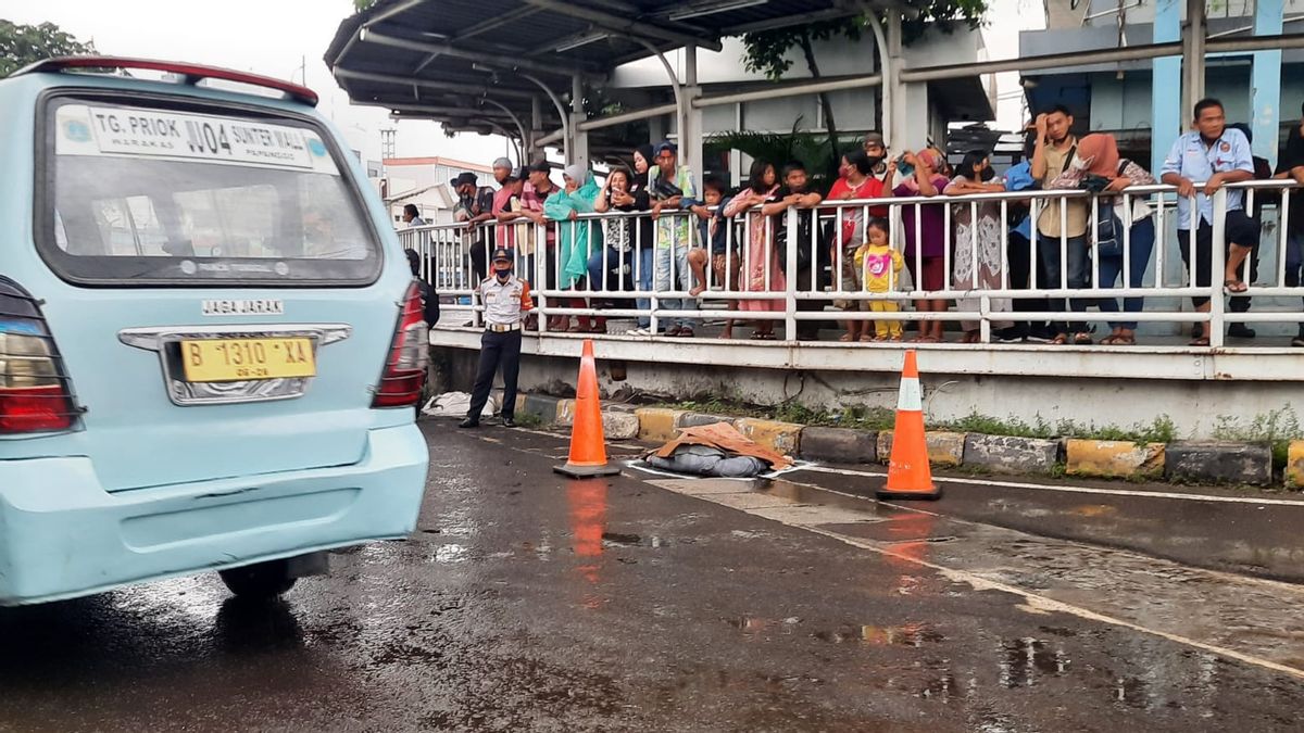 الانزلاق في محطة تانيونغ بريوك بوسواي، امرأة شابة قتلت من قبل حافلة ترانس جاكارتا