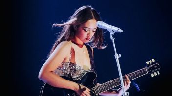 劳费伊通过情绪化的管弦乐队编排重新启动了乔尼·米切尔的经典作品