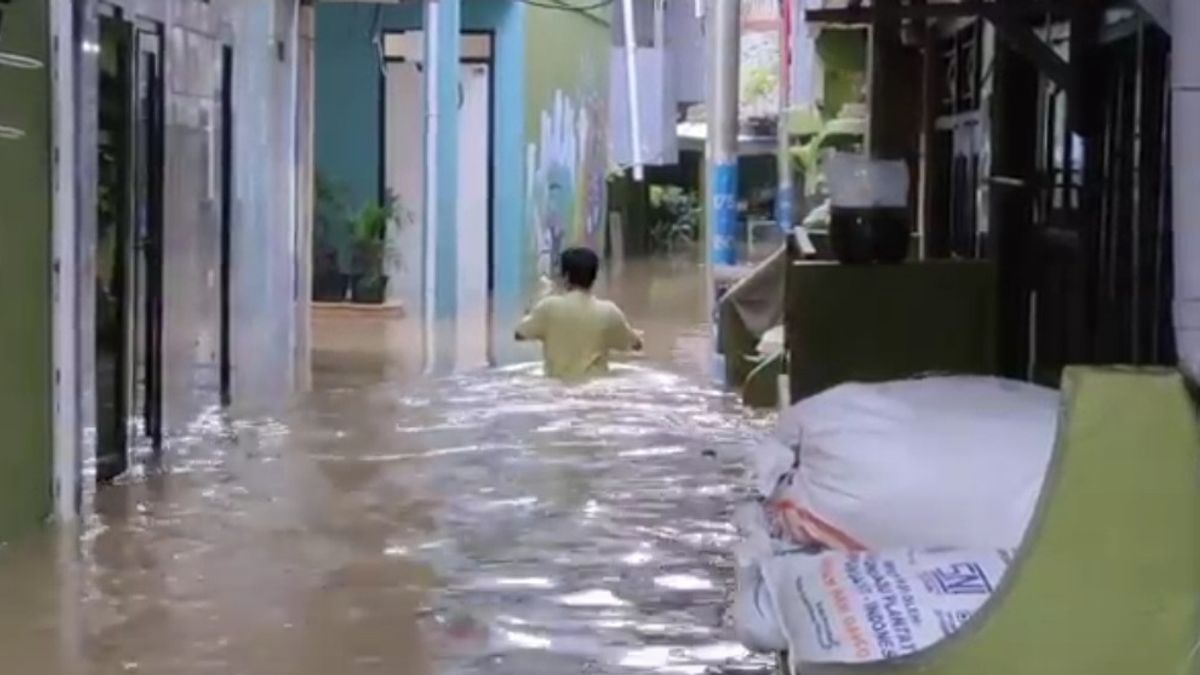 今天早上洪水浸泡了雅加达的28 RT，Cililitan村的水位达到1.2米