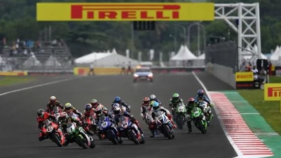 يبدأ راكبو WSBK في القدوم إلى لومبوك ، ويعلنون من خلال التحيات لإظهار مشاهدة المعالم السياحية