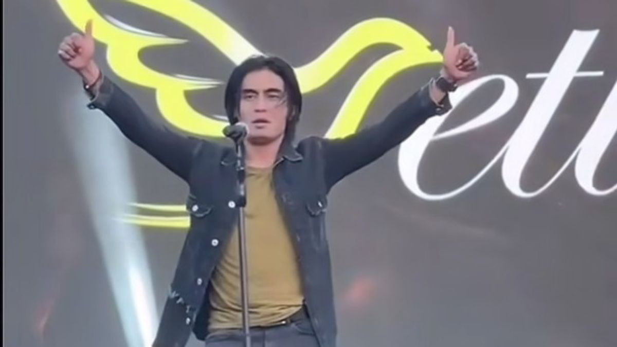 charly Van Houten veut donner des cadeaux au café et au musicien qui interprètent sa chanson