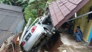 2 Mobil Rusak Terbawa Longsor di Cisarua Bogor