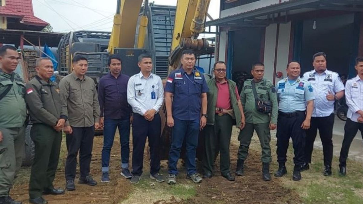 DLHK Riau Hands Over 2 Forest Encroaching Suspects Including Excavators