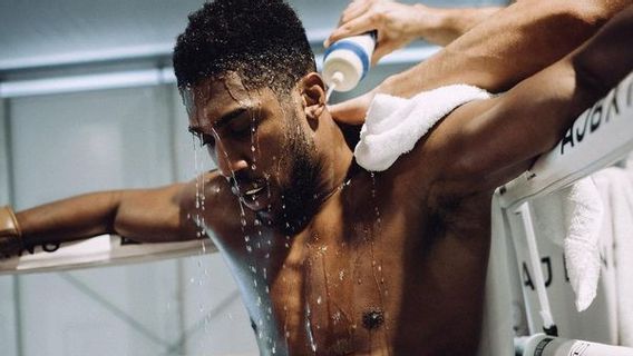 教练迪利安怀特开辟了“教导”安东尼约书亚的机会，来自... 