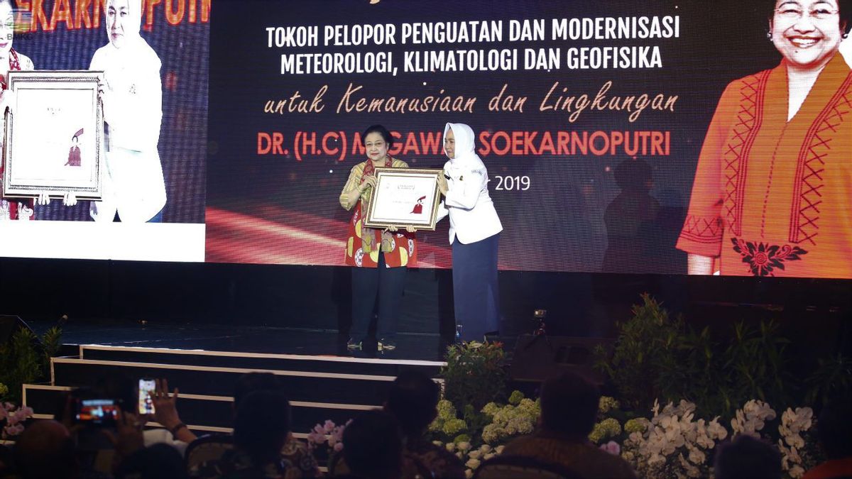 今日の歴史2019年11月25日:BMKGがメガワティスカルノプトリに賞を授与