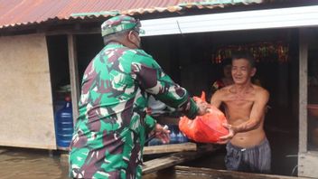 TNI Distribue De La Nourriture De Base Aux Victimes Des Inondations à Kapuas Hulu, Kalimantan Occidental