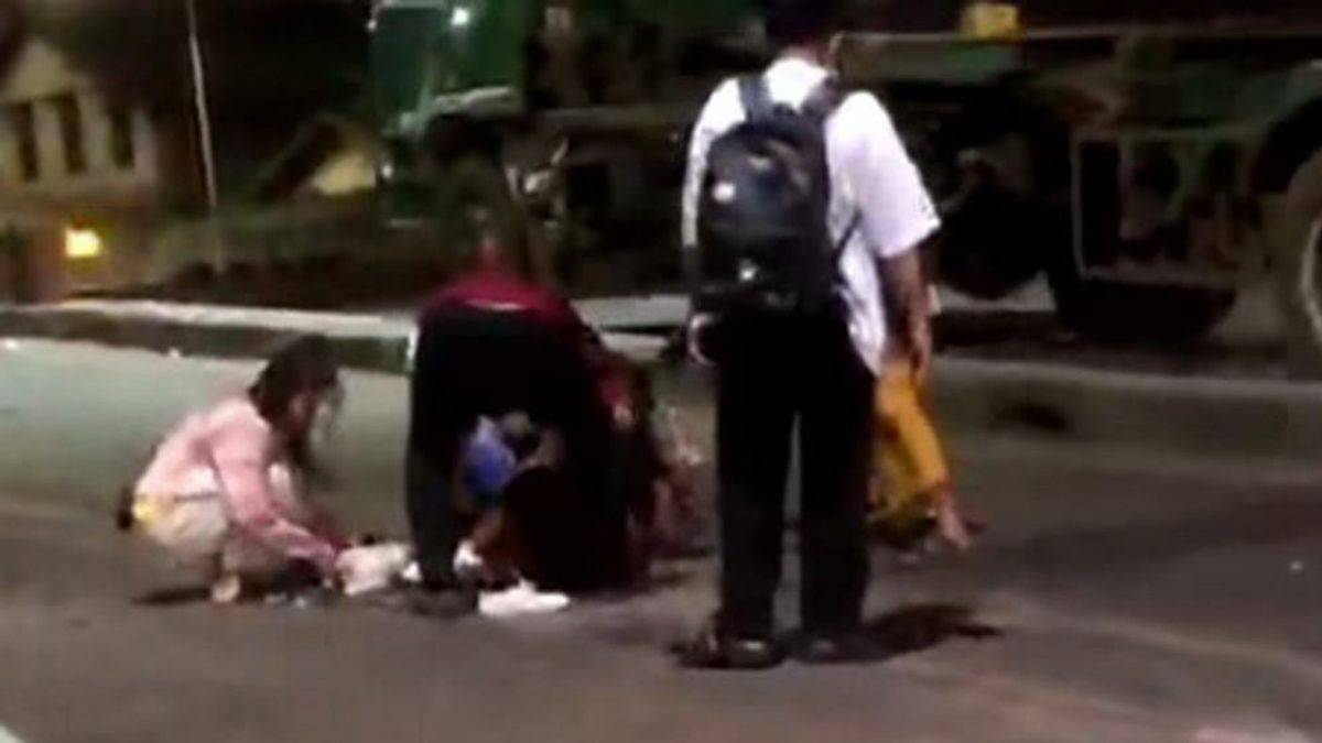 Dua Wanita Jatuh dari Motor Usai Lintasi Jalan Rusak Bergelombang di Koja Jakut