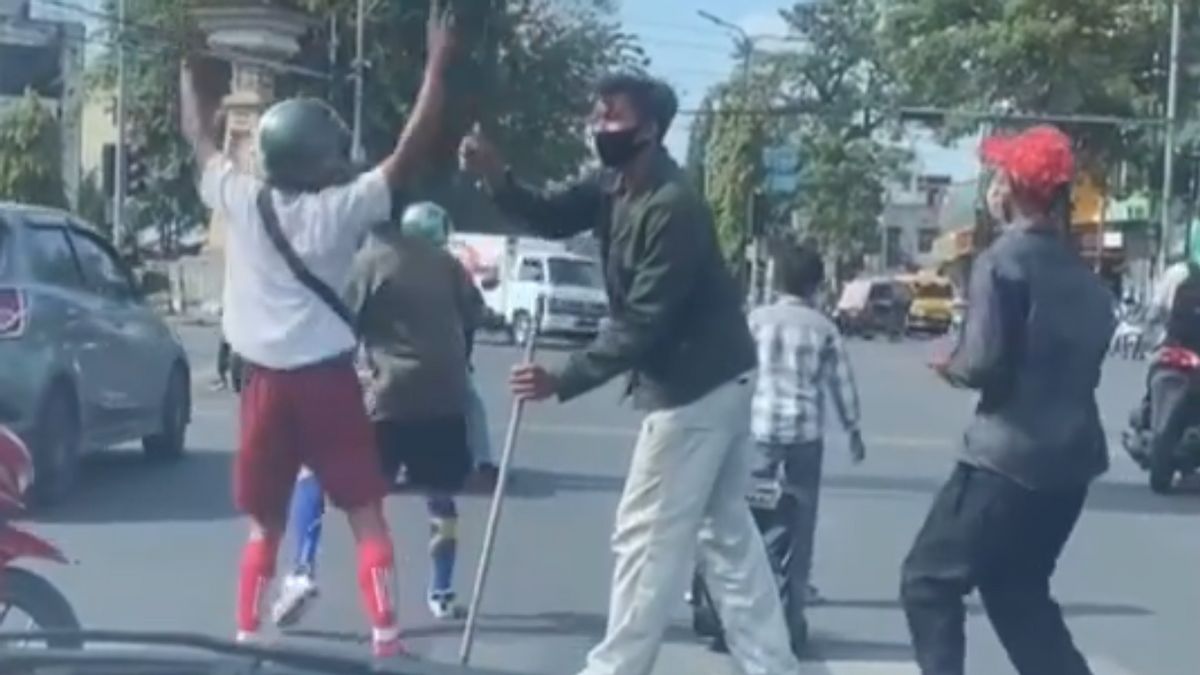 行为棉兰青少年在十字路口跳舞， 公共秩序执行者什么时候介入？