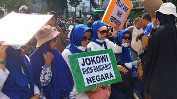 Kalangan Ibu-ibu Ikut Protes Kenaikan Harga BBM Sambil Bawa Poster: ‘Jokowi Bikin Bangkrut Negara’