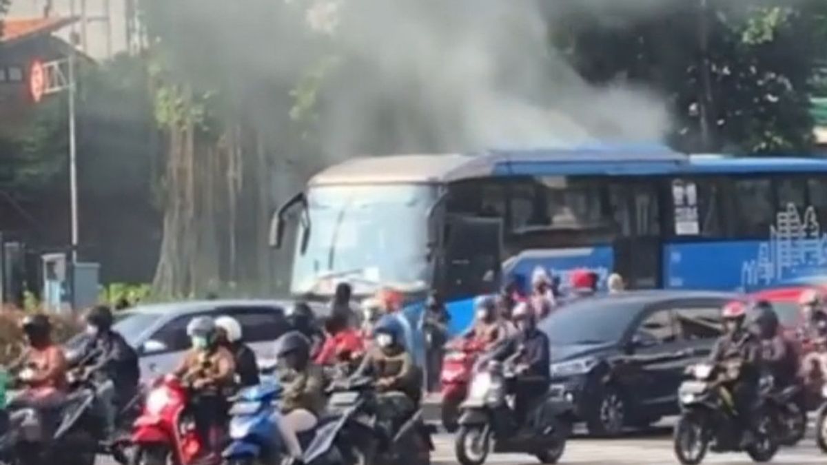 TransJakarta حافلة الضباب الدخاني في منطقة سينين، عزاس تيغور يقول حاكم DKI يجب إجراء التقييم على الفور