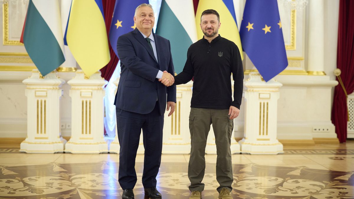 زيارة الرئيس زيلينسكي إلى كييف، اقترح رئيس الوزراء المجرى رفض الأسلحة لتسريع المفاوضات السلمية