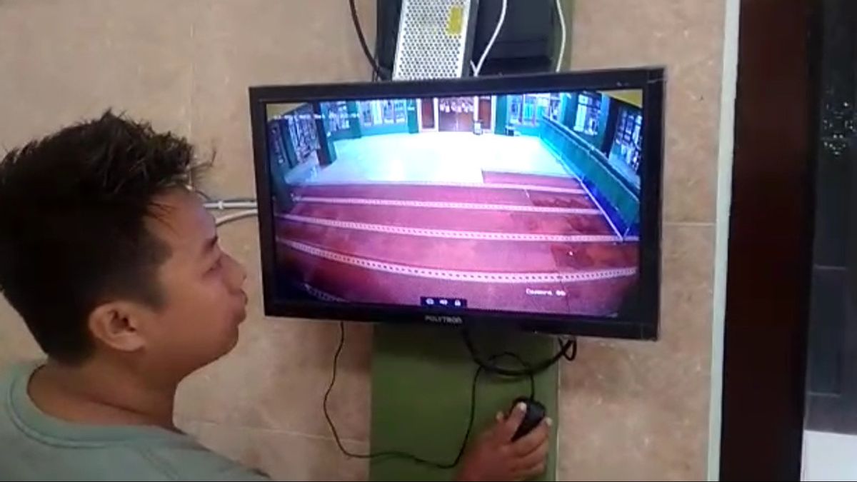 Aksi Pria di Situbondo Kuras Isi Kotak Amal Masjid Terekam CCTV