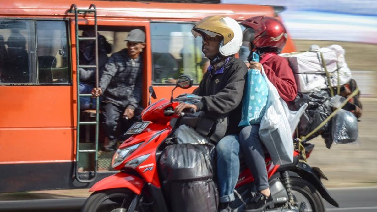 使用摩托车回家是一种选择，因为它很便宜，免费交通的金额Lebaran不值得