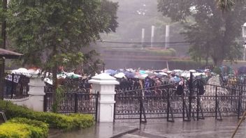 4月11日在Gedung Sate Bandung下雨的演示，学生幸存下来