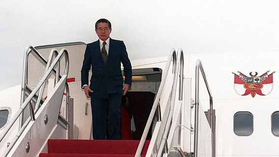 Rakyat Peru Menyambut Presiden Terpilih Alberto Fujimori dalam Memori Hari Ini, 11 Juni 1990