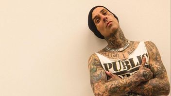 Fakta Drummer Blink Travis Barker, Takut Naik Pesawat 11 Tahun tapi Bersiap Terbang Lagi