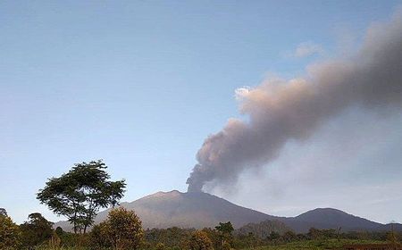 Warga Diminta Tidak Beraktivitas di Radius 3 Km dari Puncak Gunung Raung