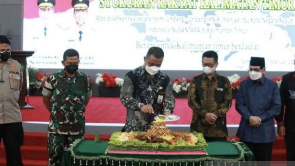 The East Kalimantan Community Cuts Tumpeng Held Thanksgiving For The Determination Of The Archipelago IKN