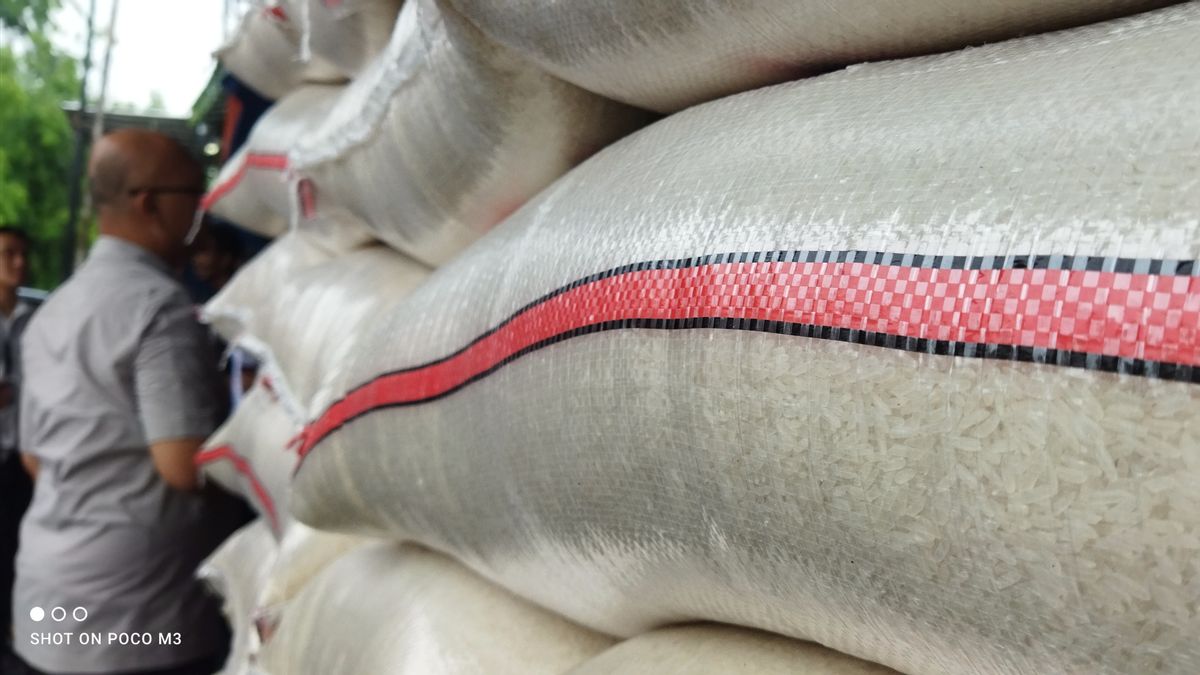 الأرز متوسط الجودة وممتاز الانخفاض في السعر في سوق سيبينانغ الرئيسي